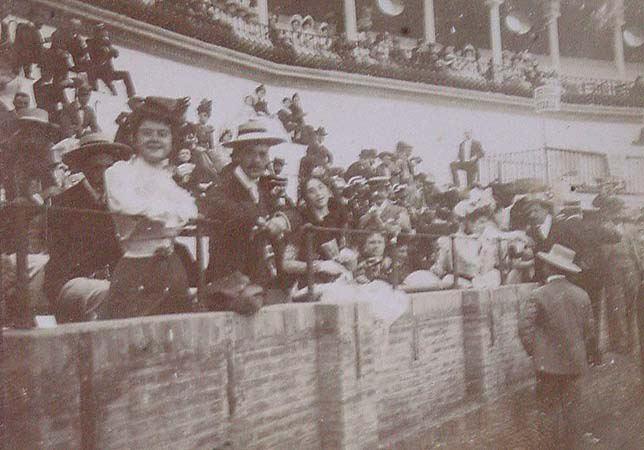 (Público en la plaza de toros de Sevilla)