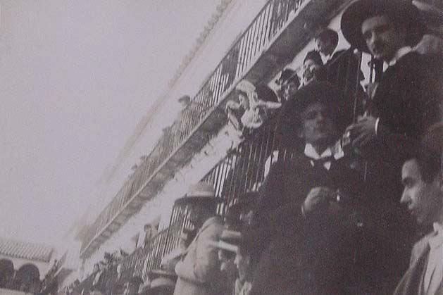 (Público en la plaza de Toros)