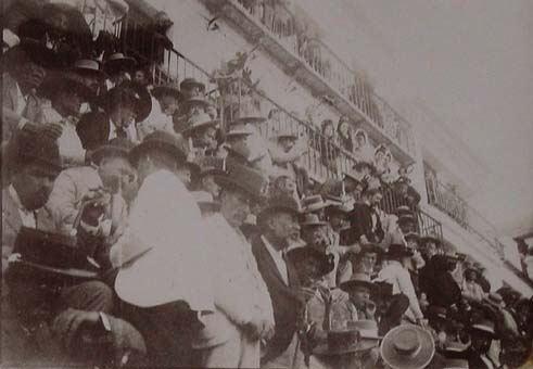 (Público en la plaza de Toros)