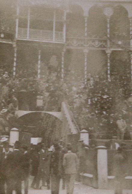 (Público en una plaza de Toros)