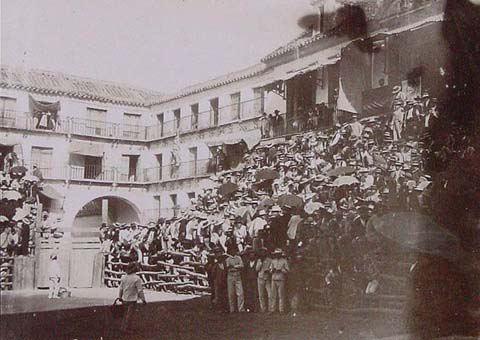 (Público en la plaza de Toros de un pueblo)