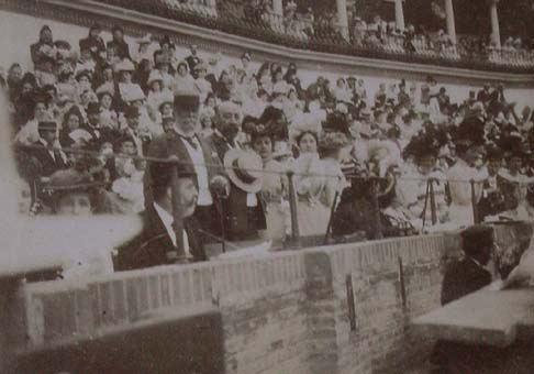 (Público en la Plaza de Toros de una ciudad)