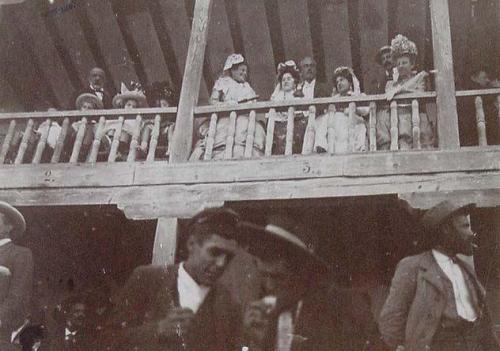 (Público en la Plaza de Toros de un pueblo)