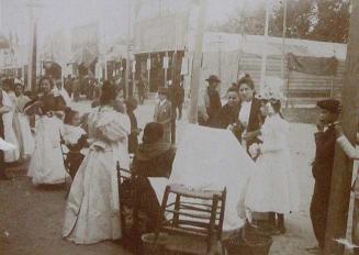 (Alrededor de las casetas de la Feria de Sevilla)