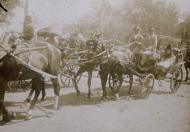 (En coches de caballos por la Feria de Sevilla)