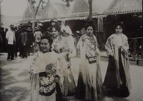 (Mujeres con mantillas delante de las casetas de la Feria de Sevilla)