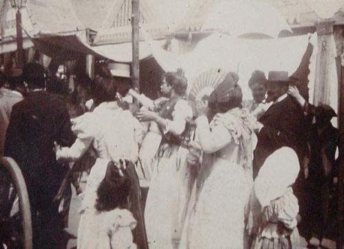 (Aglomeración delante de las casetas de la Feria de Sevilla)