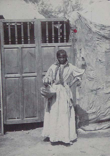 (Una chica joven delante de una puerta en la Feria de Sevilla)