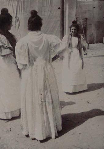 (Tres mujeres en la Feria de Sevilla)