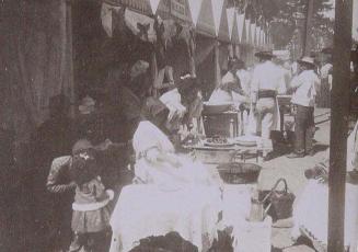 (Puestos delante de las casetas en la Feria de Sevilla)