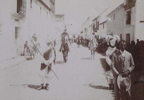 (Procesión de Semana Santa en una calle con jinetes)