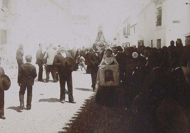 (Procesión de una paso de Semana Santa por una calle)