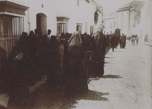 (Procesión religiosa por una calle)