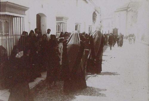 (Procesión religiosa por una calle)