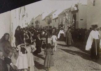 (Procesión de una paso de Semana Santa por una calle)