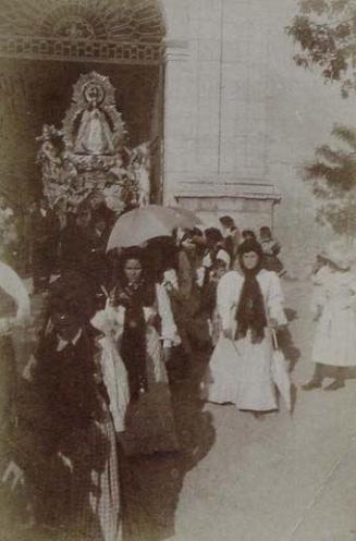 (Sacando de la iglesia la imagen de la Virgen)