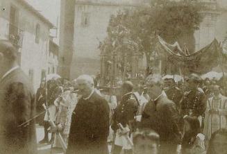 (Procesión religiosa muy concurrida)