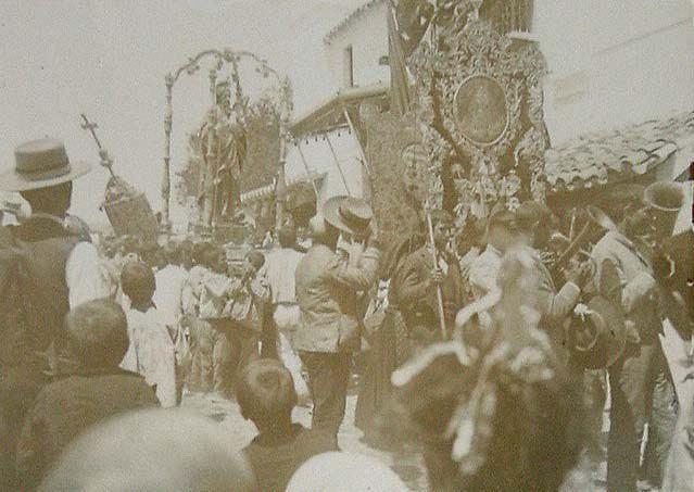 (Procesión religiosa muy concurrida)