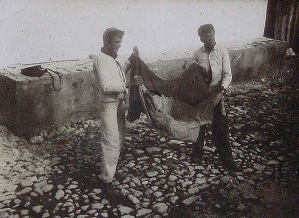 (Dos hombres sujentando una tela)