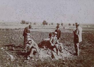 (Hombres de cacería en un campo abierto)