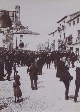 (Gentío en una plaza de Montefrío)