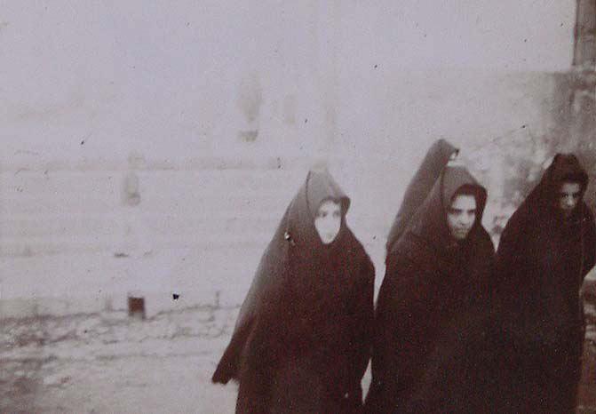 (Mujeres tapadas a la salida de una iglesia)