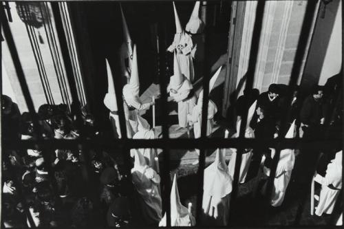 Procesión entrando en una iglesia (Semana Santa)