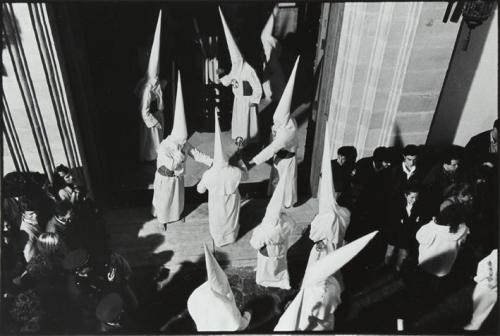 Procesión entrando en una iglesia (Semana Santa)