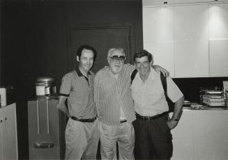 Rafael Sanz Lobato con dos amigos