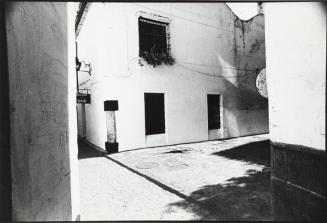 Calle con casas blancas