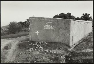 Construcción rural con pintada en la pared