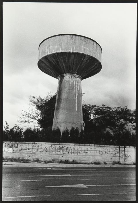 Torre con plataforma circular en la carretera