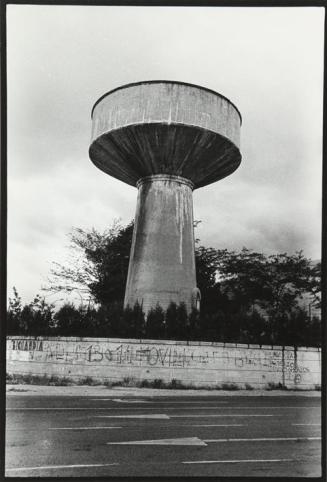 Torre con plataforma circular en la carretera