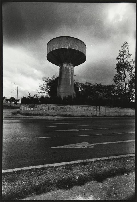 Torre con plataforma circular en la carretera