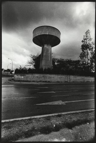 Torre con plataforma circular en la carretera