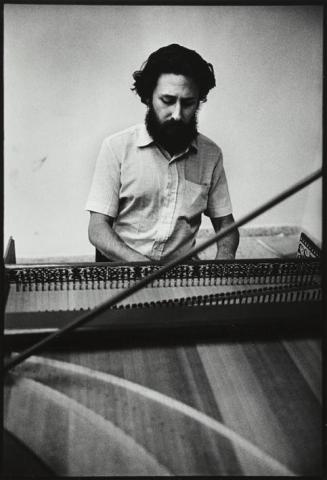 Retrato de músico tocando el piano