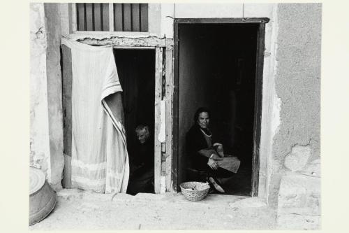 Dos mujeres en las puertas de una casa