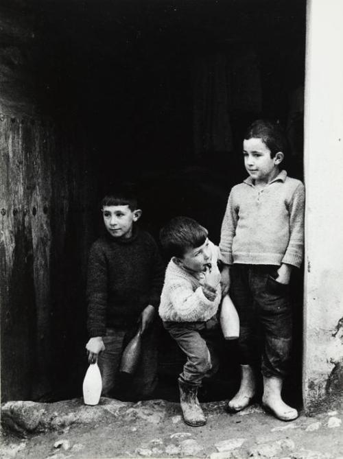 Tres niños con juego de bolos