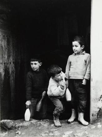 Tres niños con juego de bolos