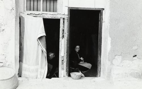 Dos mujeres en las puertas de una casa