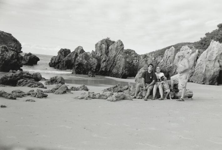 Rafael Sanz Lobato con familia en la playa