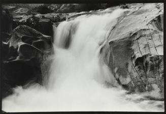 Cascada y rocas. La Pedriza