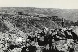 Dos excursionistas en un paisaje rocoso