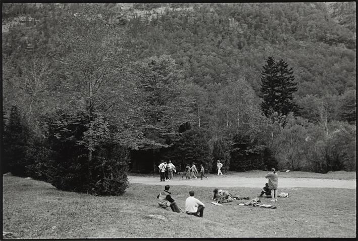 Grupo de excursionistas en el campo