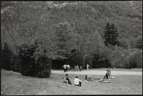 Grupo de excursionistas en el campo