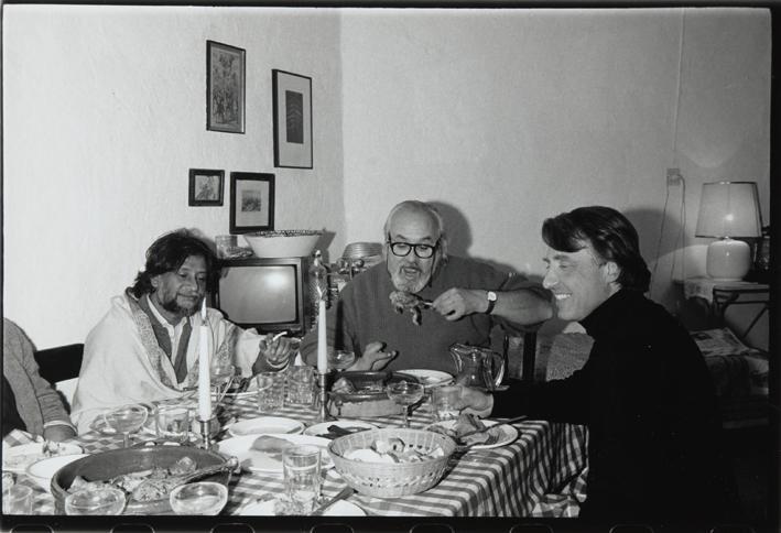 Rafael Sanz Lobato comiendo con dos hombres