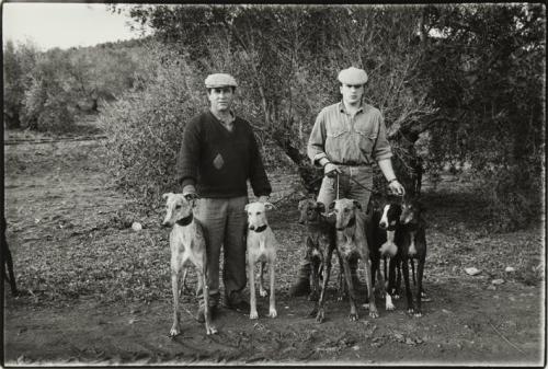 Dos cazadores con galgos