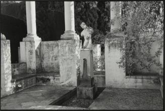 Columnata y fuente con escultura clásica. Fundación Rodríguez  Acosta