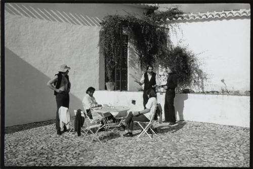 Grupo de hombres en el patio de una casa