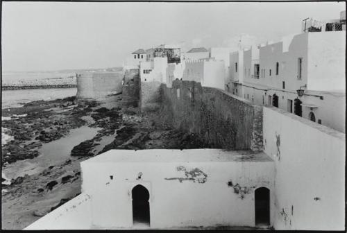 Grupo de casas junto al mar. Tánger